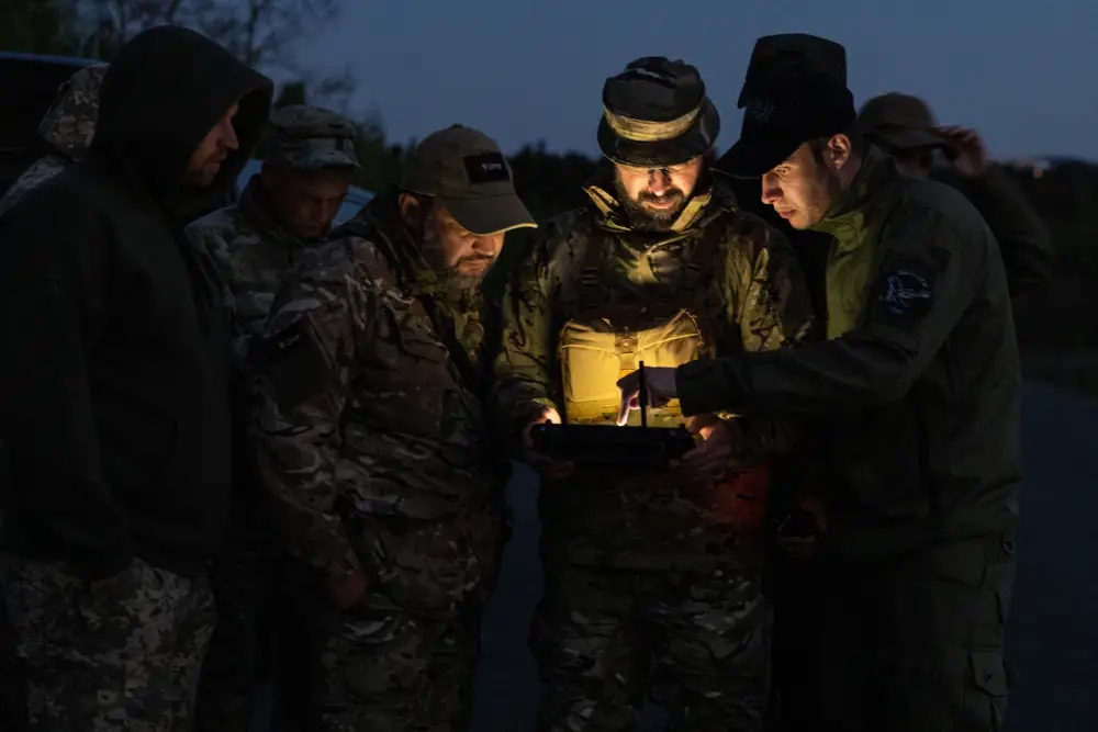 Quân đội Ukraine học cách lái máy bay không người lái vào ban đêm. Ảnh: Getty Images