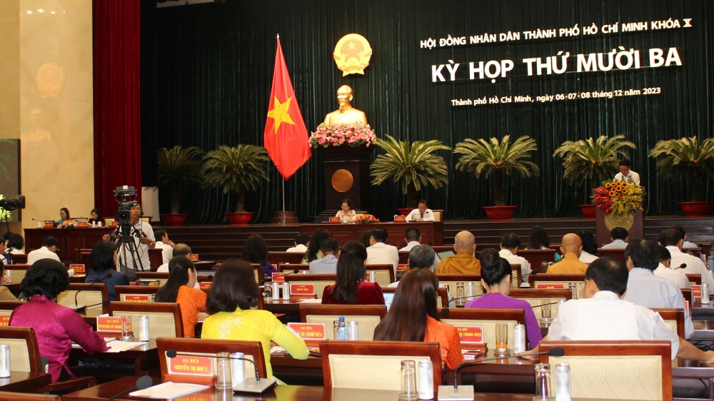 Phiên họp sáng 8/12 (ảnh T.N)