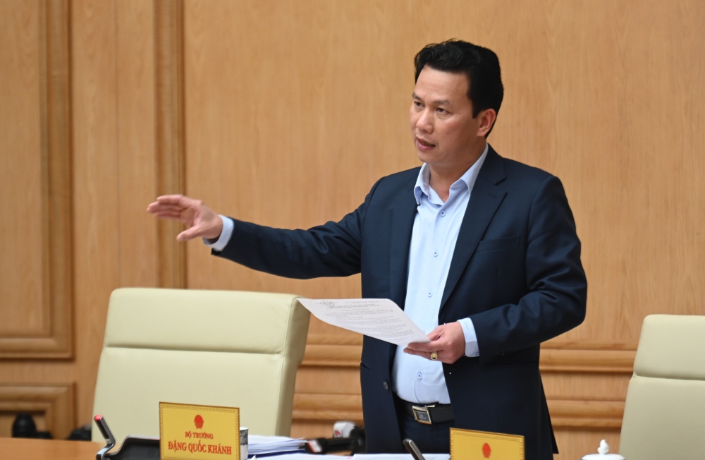 Bộ trưởng Tài nguyên và Môi trường Đặng Quốc Khánh cho rằng khi xây dựng Luật Quản lý phát triển đô thị cần quan tâm chế tài quản lý quy hoạch, thiết kế đô thị và thiết kế xây dựng những công trình, khu đô thị mới cần tính toán quy mô dân số để có giải pháp giãn, giảm mật độ xây dựng