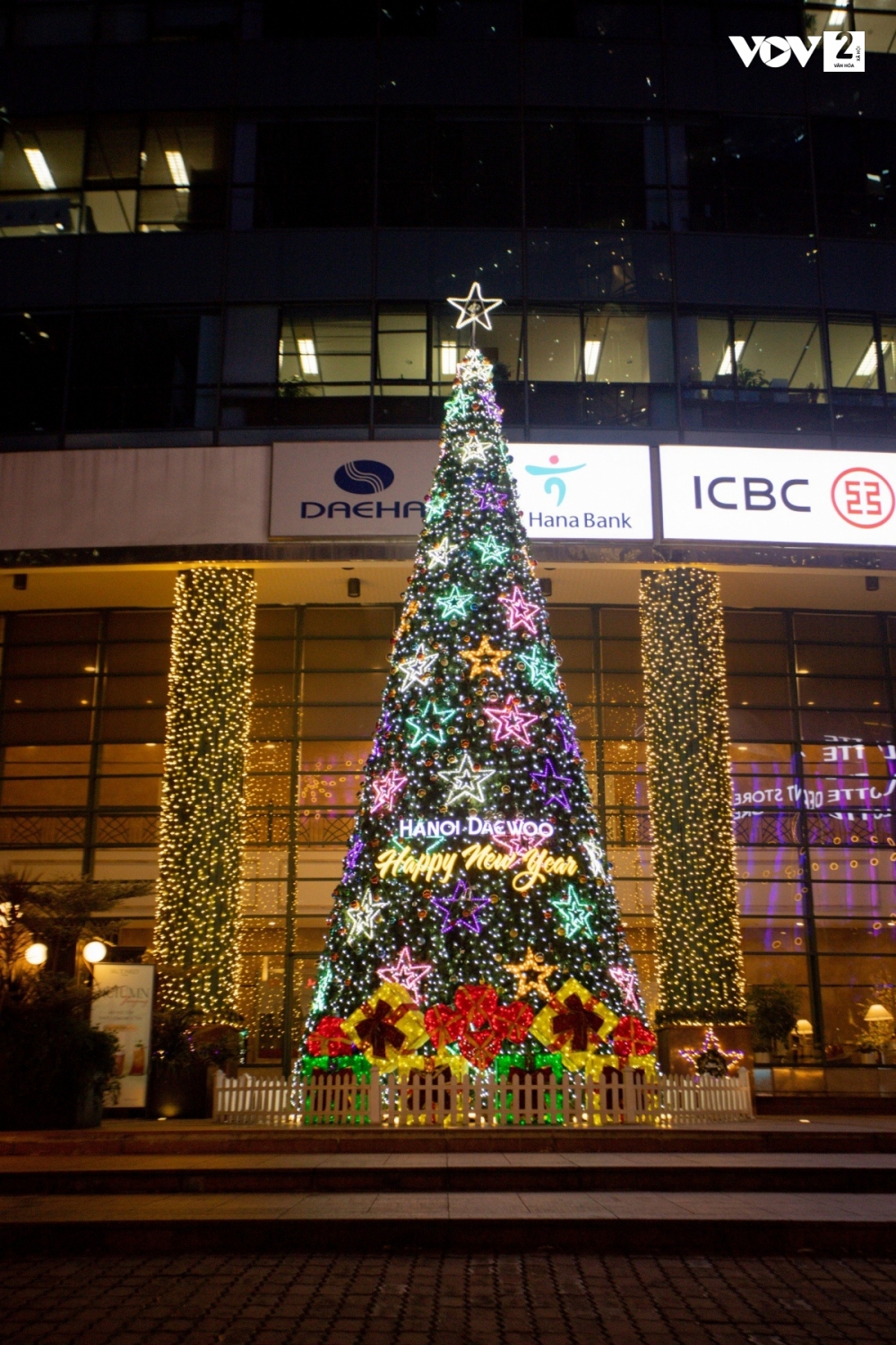 Khách sạn Daewoo Hà Nội rực rỡ với cây thông Noel, những hộp quà.