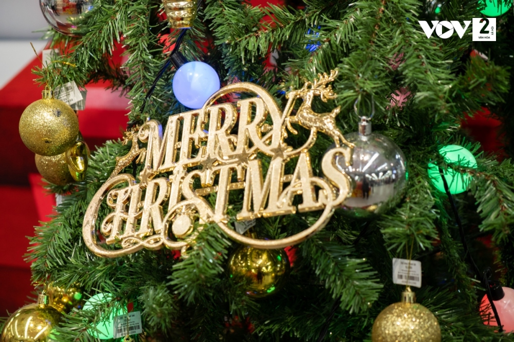 Không chỉ lộng lẫy với hình ảnh cây thông Noel, cổng vào trung tâm thương mại, khu vực các tầng cũng được trang trí lung linh, thu hút nhiều người đến tham quan, mua sắm.