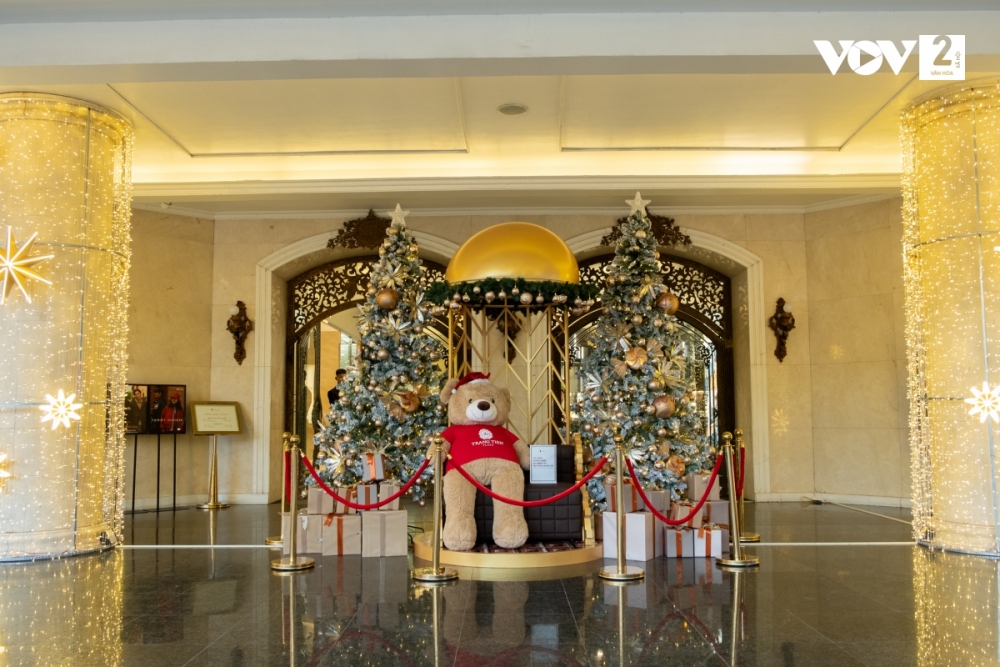 Tại Tràng Tiền Plaza, ngay từ cửa vào được trang trí cây thông noel, một dàn quả cầu tuyết màu ánh vàng lung linh và một chú gấu bông to.