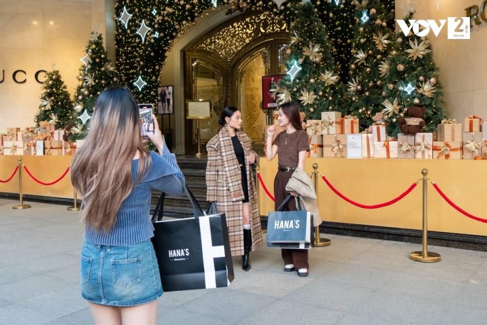 Nhiều bạn trẻ vừa mua sắm, vừa nán lại check-in tại các tiểu cảnh trang trí Giáng sinh.