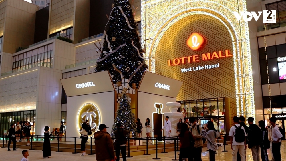 Tại Lotte Mall Lạc Long Quân, hình ảnh cây thông Noel Chanel độc lạ, dựng trên một hộp quà khổng lồ.