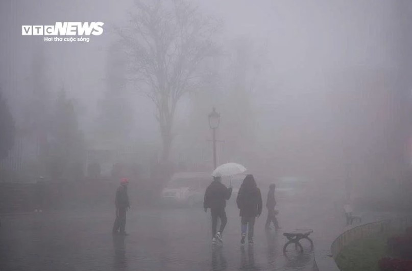 According to information recorded by the hydro-meteorological station of Lao Cai province, as a strengthened cold spell hit the province on the night of December 18, the temperature in the province continued to drop.