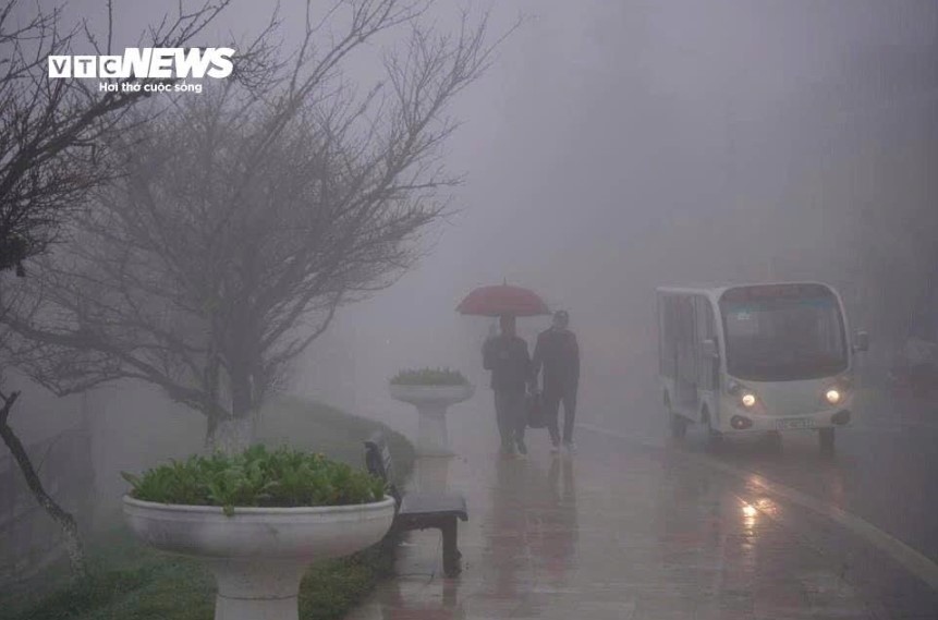 There is little rain, with drizzle being accompanied by thick fog in Sa Pa.