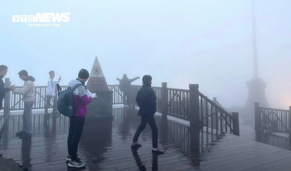 At a height of 3,143 metres above sea level, the peak of Fansipan Mountain, the highest in Indochina, is widely regarded as the coldest place in the north during the winter period. Indeed, temperatures are forecast to plummet to as low as two degrees Celsius at night, thereby causing frost to occur.