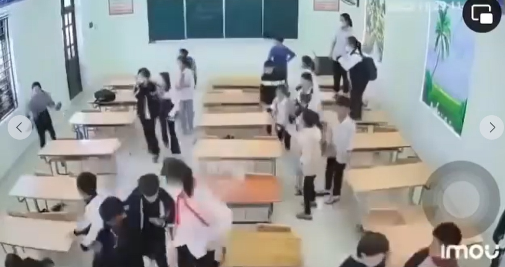 Hình ảnh giáo viên cầm dép đuổi ném học sinh được quay lại trong một clip khác (Ảnh cắt từ clip)