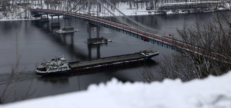 Một tàu chở hàng di chuyển trên sông Dnipro của Ukraine ngày 1/12/2023. Ảnh: AFP