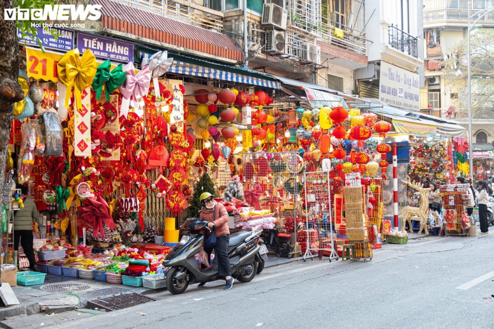 Nhiều cửa hàng "thay áo" mới để đón Tết Giáp Thìn 2024