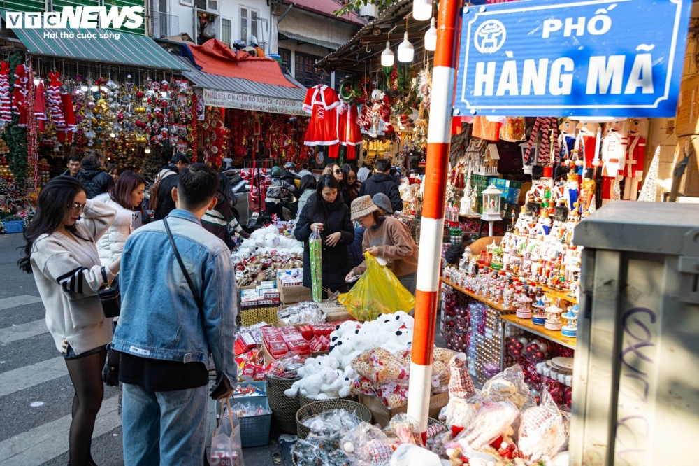 Chủ cửa hàng này cho biết, năm nay do kinh tế khó khăn nên không khí mua bán khá ảm đạm. Tuyệt nhiên không tái diễn cảnh chen chúc mua hàng như thường thấy hàng năm