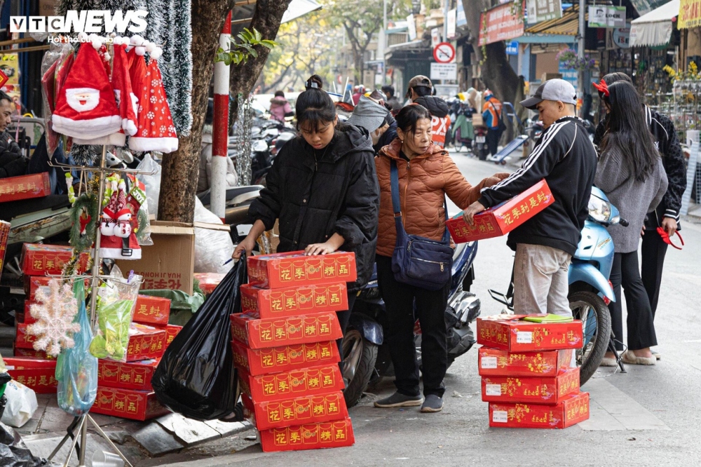 Một số tiểu thương cho biết, hàng Tết đã được nhập về từ đầu tháng 12 và sẵn sàng bày bán ngay khi kết thúc Noel. Nhưng do năm nay mùa Giáng sinh vắng khách nên họ đã tranh thủ bán hàng Tết sớm, ngay sát ngày Noel