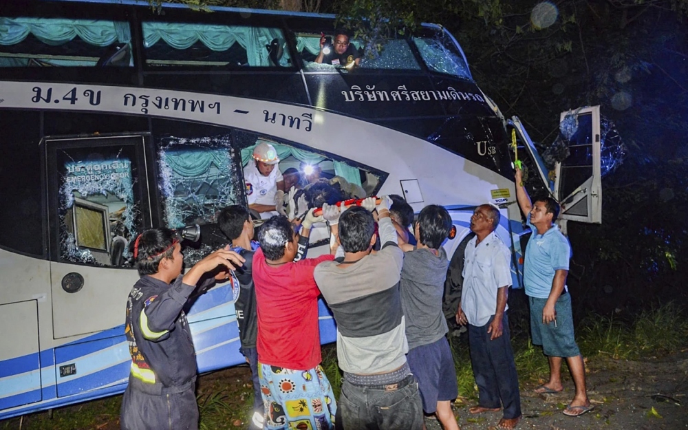 Chiếc xe khách gặp nạn. Ảnh: AP.