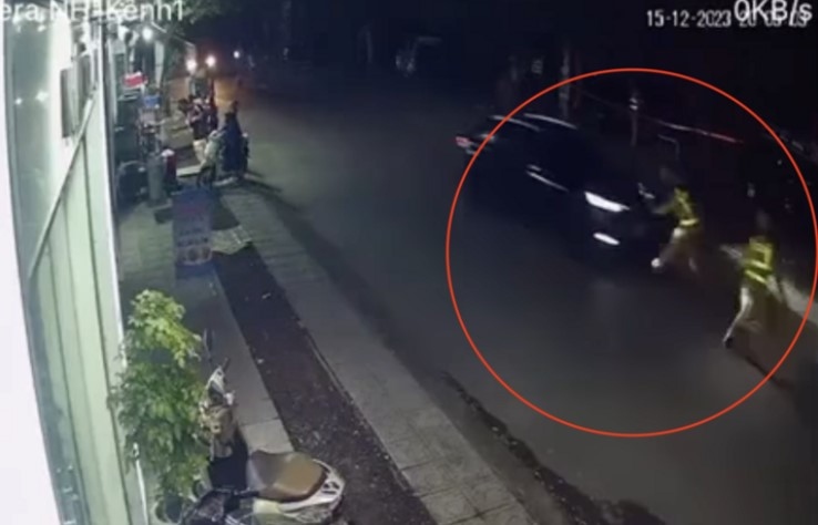 Tài xế ô tô không chấp hành kiểm tra nồng độ cồn, tông thẳng vào CSGT
