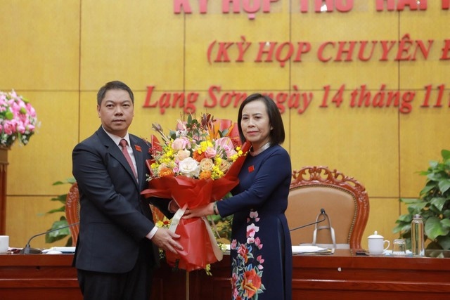Bà Đoàn Thị Hậu, Chủ tịch HĐND tỉnh Lạng Sơn tặng hoa chúc mừng tân Phó Chủ tịch UBND tỉnh Đoàn Thanh Sơn