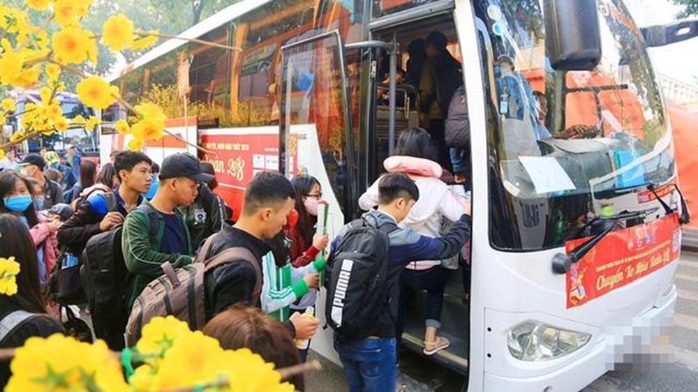 Ngày 15/12/2023, Thủ tướng Chính phủ ban hành Chỉ thị 30/CT-TTg tăng cường biện pháp bảo đảm đón Tết Nguyên đán Giáp Thìn 2024 vui tươi, lành mạnh, an toàn, tiết kiệm. Theo đó, các cơ quan chức năng sẽ xử lý nghiêm hành vi tăng giá vé trái quy định trong dịp Tết Nguyên đán 2024. Ảnh: KT