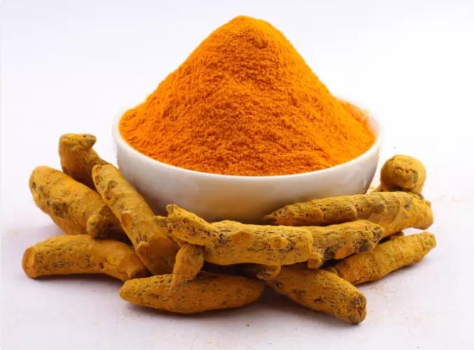Nghệ - gia vị vàng bảo vệ gan: Trong nghệ có chứa curcumin - thành phần hoạt chất - đóng vai trò trung tâm. Curcumin mang đến hiệu quả chống viêm và chống oxy hóa mạnh mẽ. Theo các nghiên cứu, nghệ có thể cải thiện đáng kể sức khỏe gan bằng cách giảm viêm và ngăn ngừa tác hại tiềm ẩn. Cho dù bạn sử dụng nó trong thực phẩm hay các chất bổ sung, việc kết hợp loại gia vị vàng này có thể tạo ra sự khác biệt lớn cho sức khỏe gan của bạn.