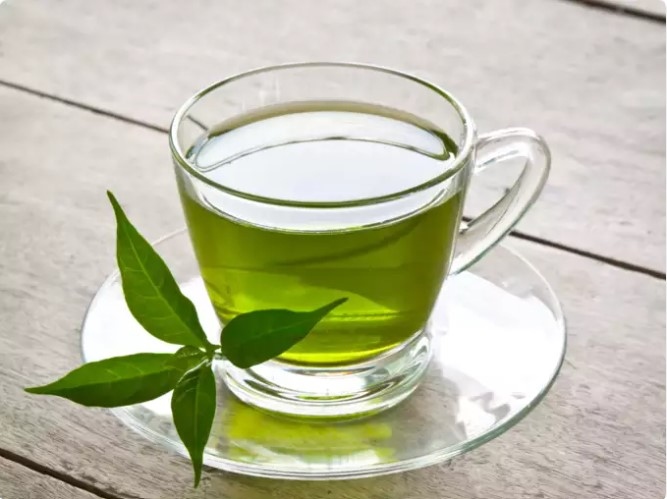 Trà xanh: Giàu chất chống oxy hóa bảo vệ gan: Trà xanh chứa catechin cao, giàu chất chống oxy hóa nên nó chính là nguồn hỗ và bảo vệ gan ngăn ngừa stress oxy hóa và viêm nhiễm. Do đó trà xanh là một sự bổ sung tuyệt vời cho bất kỳ chế độ ăn uống thân thiện với gan vì nó làm giảm nguy cơ mắc các bệnh về gan.