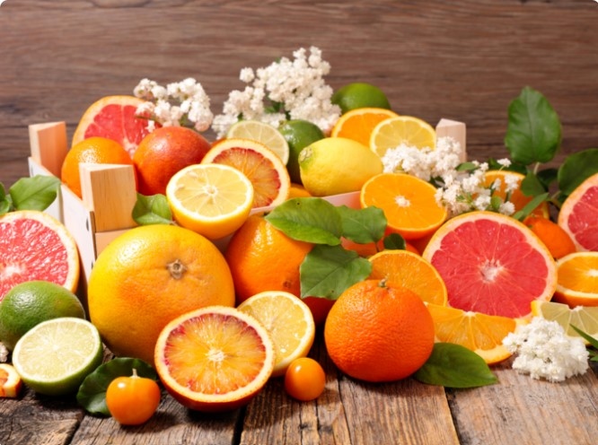 Trái cây họ cam quýt: Những loại trái cây này giúp gan phân hủy các chất có hại thành những chất có thể được hấp thụ bởi nước bằng cách kích thích nó. Trái cây họ cam quýt có nhiều chất chống oxy hóa như naringin và naringenin, trở thành lá chắn mạnh mẽ chống lại tổn thương gan tiềm ẩn bằng cách giảm viêm.