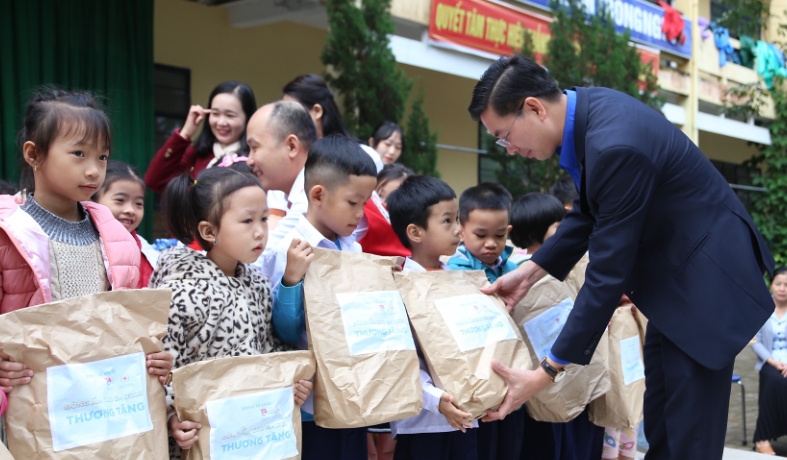 Tuyên truyền kiến thức chăm sóc sức khỏe răng miệng cho học sinh