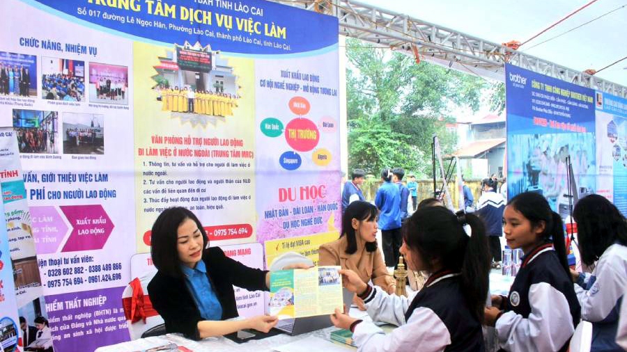 Trung tâm DVVL tỉnh Lào Cai tư vấn, thông tin việc làm cho người dân tại Ngày hội việc làm huyện Mường Khương tháng 11/2023 - Ảnh: laocai.gov