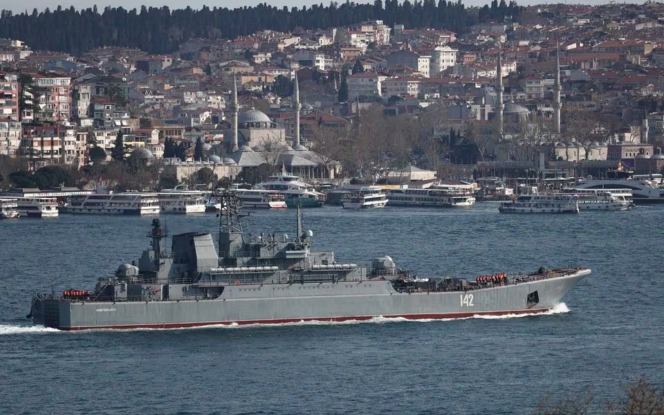 Ukraine tuyên bố phá hủy tàu đổ bộ Novocherkassk của Nga tại cảng Feodosia ở Crimea (Ảnh: Reuters)