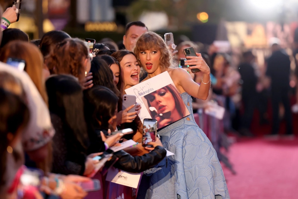 Taylor Swift tham dự buổi ra "The Eras Tour" tại Los Angeles.