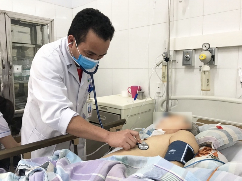 Nhiều trường hợp sau khi mua thuốc trên mạng về uống và bị biến chứng phải đi cấp cứu.