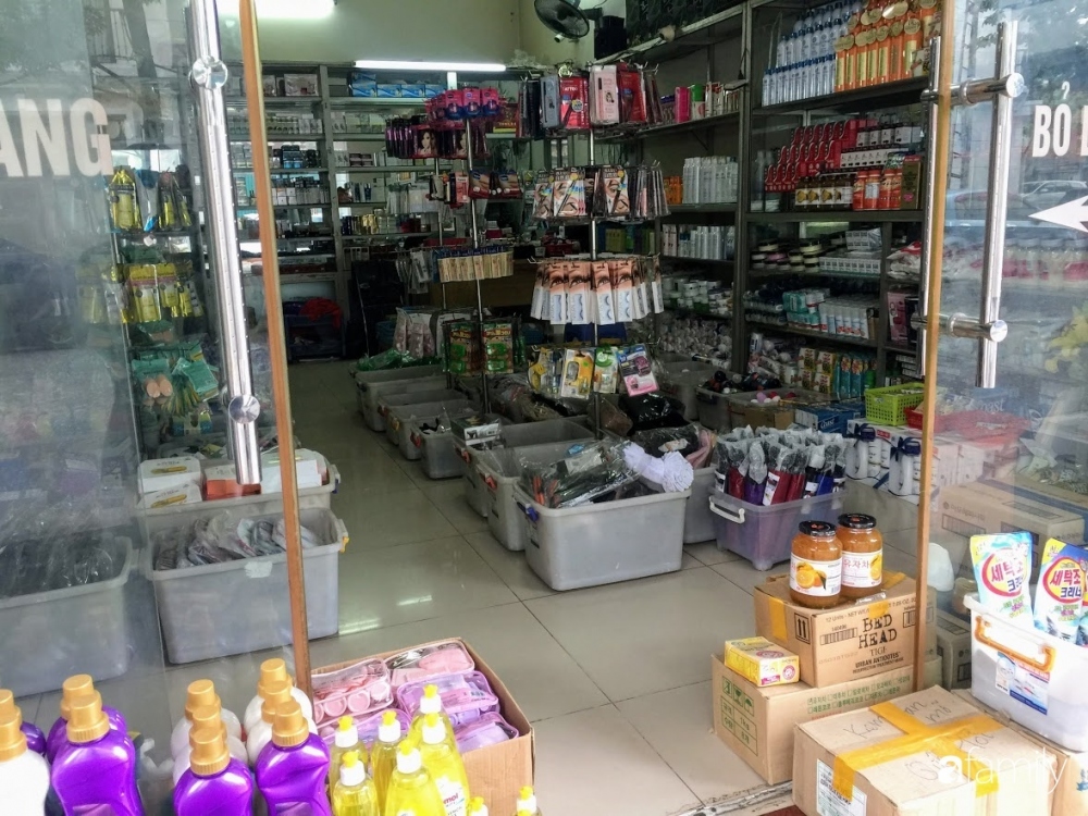 Nhiều sản phẩm làm đẹp, thực phẩm chức năng, bỉm, sữa… đang được bán trên mạng dưới dạng hàng “xách tay”, kể cả những nhãn hàng có đại lý phân phối chính hãng tại Việt Nam.