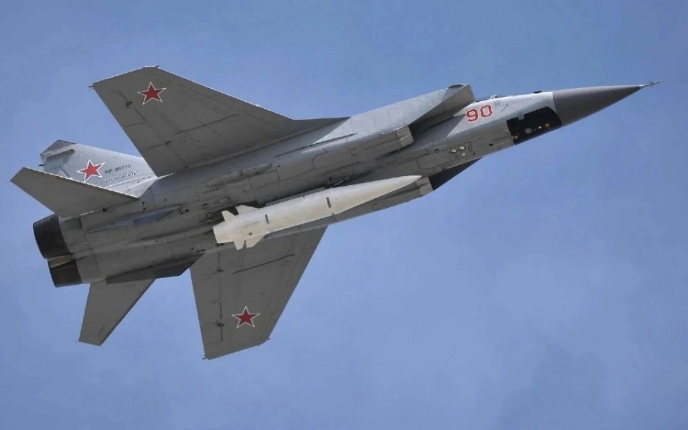 Tên lửa Kinzhal gắn ở bụng tiêm kích MiG-31. Ảnh: Kremlin