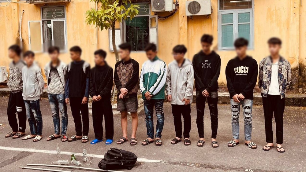 Nhóm thanh thiếu niên tại cơ quan Công an