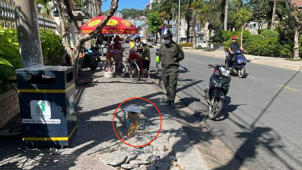 Thi thể bé trai được bỏ trong thùng giấy để trên vỉa hè (ảnh: ĐC)