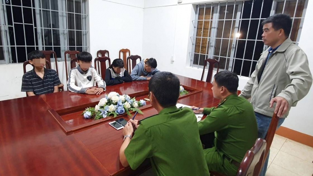 Nhóm thiếu niên, học sinh tại cơ quan công an