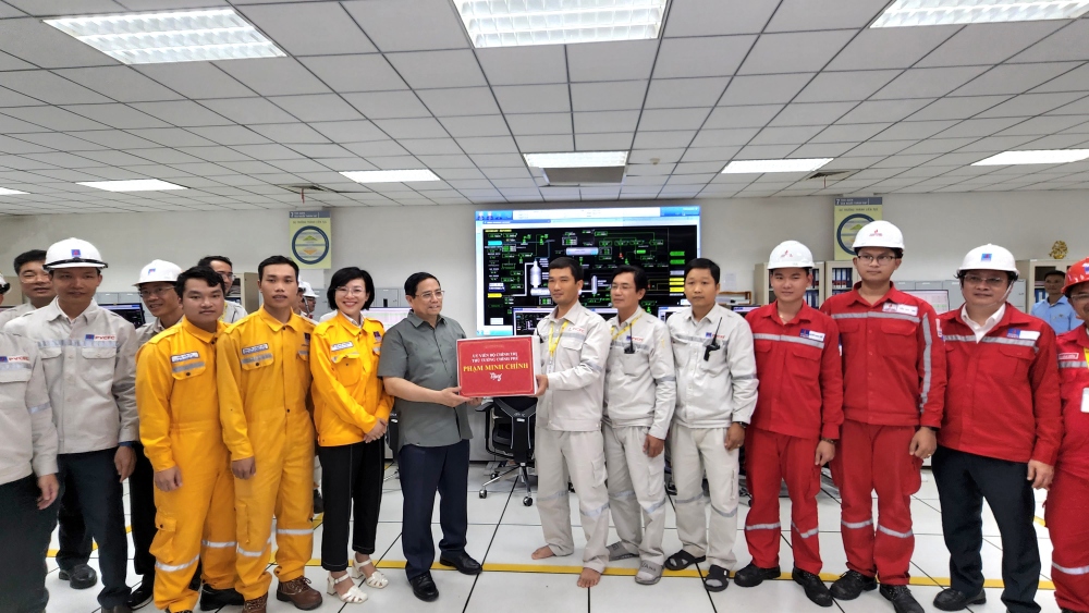 Thủ tướng thăm tặng quà cho cán bộ nhân viên và kiểm tra hoạt động của Cụm khí điện đạm Cà Mau.