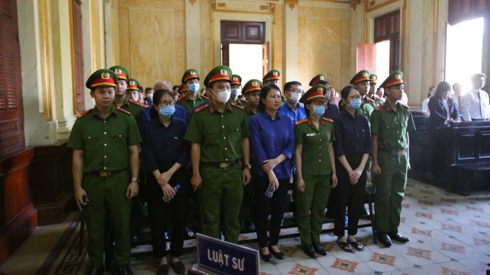 Các bị cáo đứng nghe toà tuyên án.