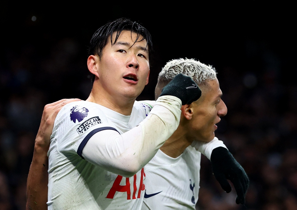 Son Heung Min ăn mừng bàn thắng cùng các đồng đội ở Tottenham. (Ảnh: Reuters). 