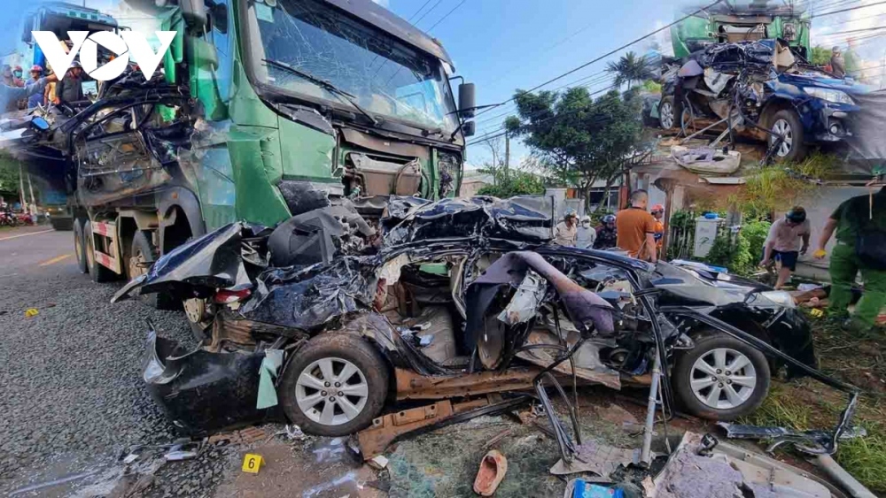 A fatal crash leaves a car sandwiched between two trucks in the Central Highland province of Gia Lai on the afternoon of August 12, leaving three members of Hoang Anh Gia Lai Football Club dead at the scene and the car driver badly injured. The deceased were identified as Brazilian forward Paollo Madeira Oliveira, assistant coach Duong Minh Ninh, and healthcare specialist Dao Trong Tri.