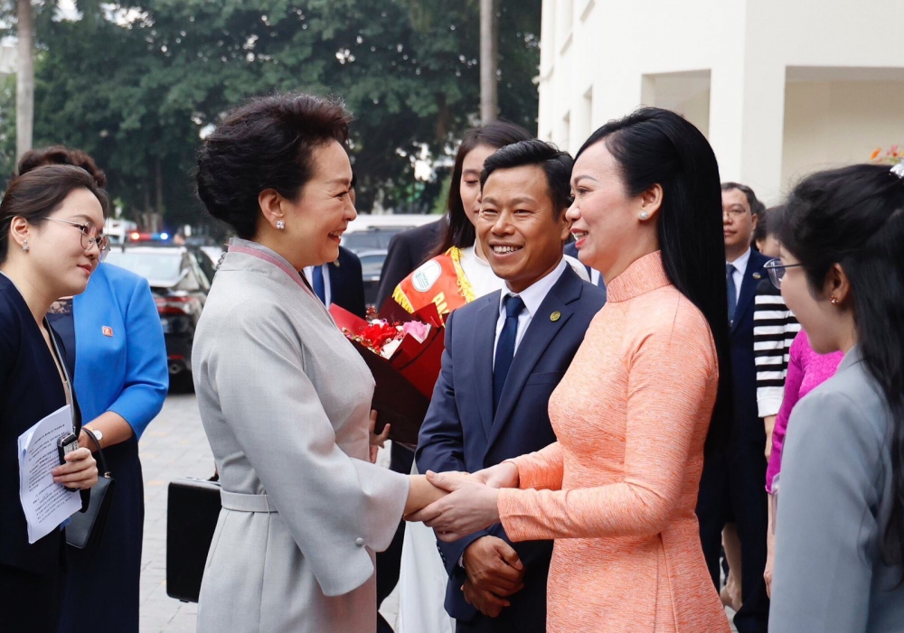 Phu nhân Tổng Bí thư, Chủ tịch nước Trung Quốc - Giáo sư Bành Lệ Viên và Phu nhân Chủ tịch nước Việt Nam Phan Thị Thanh Tâm 