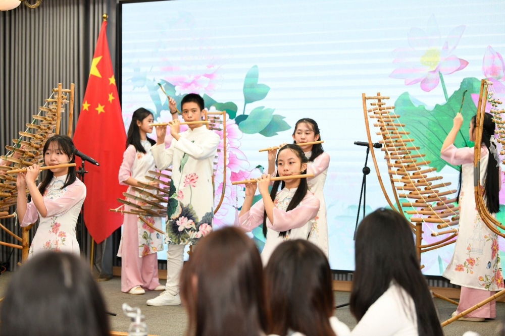 Các học sinh, sinh viên của ĐH Quốc gia Hà Nội thể hiện: tiết mục hòa tấu đàn T’rưng và Sáo "Việt Nam quê hương tôi", tiết mục hát múa "Tân quý phi túy tửu", viết thư pháp trên nón đệm nhạc và ngâm thơ, tiết mục hát đơn ca "Hoa Nhài" tại buổi đón tiếp hai phu nhân