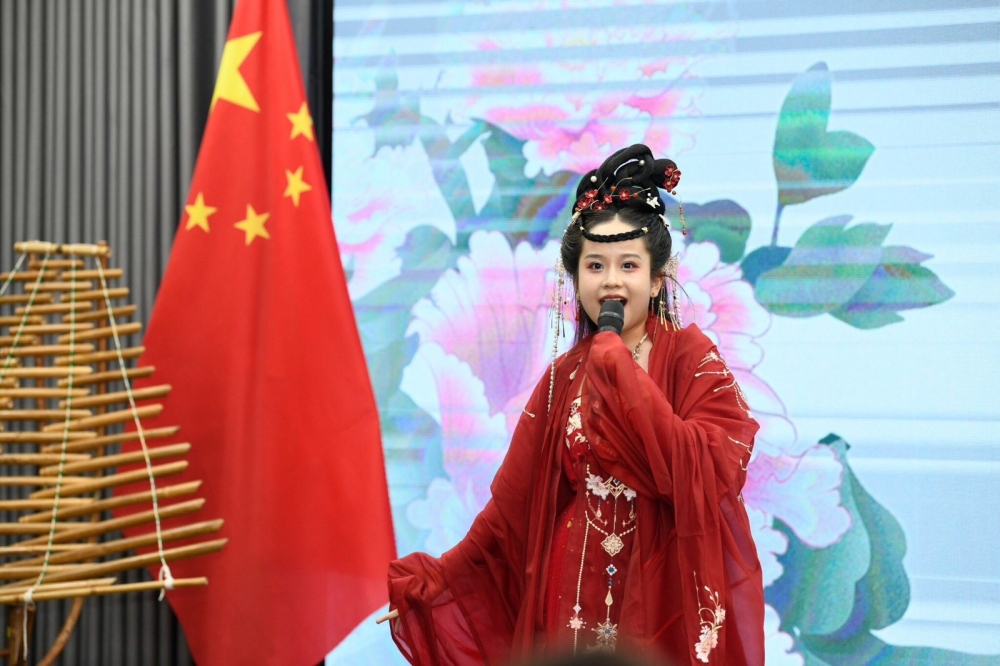Các học sinh, sinh viên của ĐH Quốc gia Hà Nội thể hiện các tiết mục văn nghệ tại buổi tiếp đón hai phu nhân