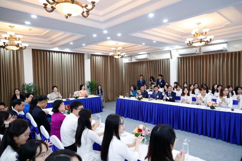 Phu nhân Tổng Bí thư, Chủ tịch nước Trung Quốc, Giáo sư Bành Lệ Viên và Phu nhân Chủ tịch nước Việt Nam Phan Thị Thanh Tâm đã đến thăm Đại học Quốc gia Hà Nội và giao lưu với sinh viên