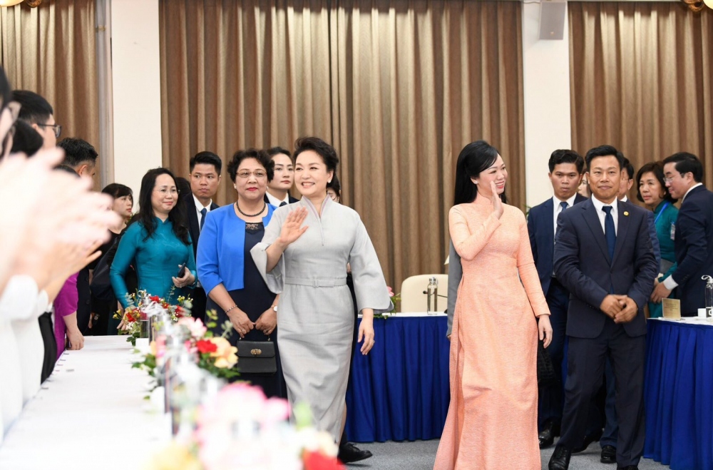 Sinh viên Đại học Quốc gia Hà Nội vui mừng khi được giao lưu với hai phu nhân