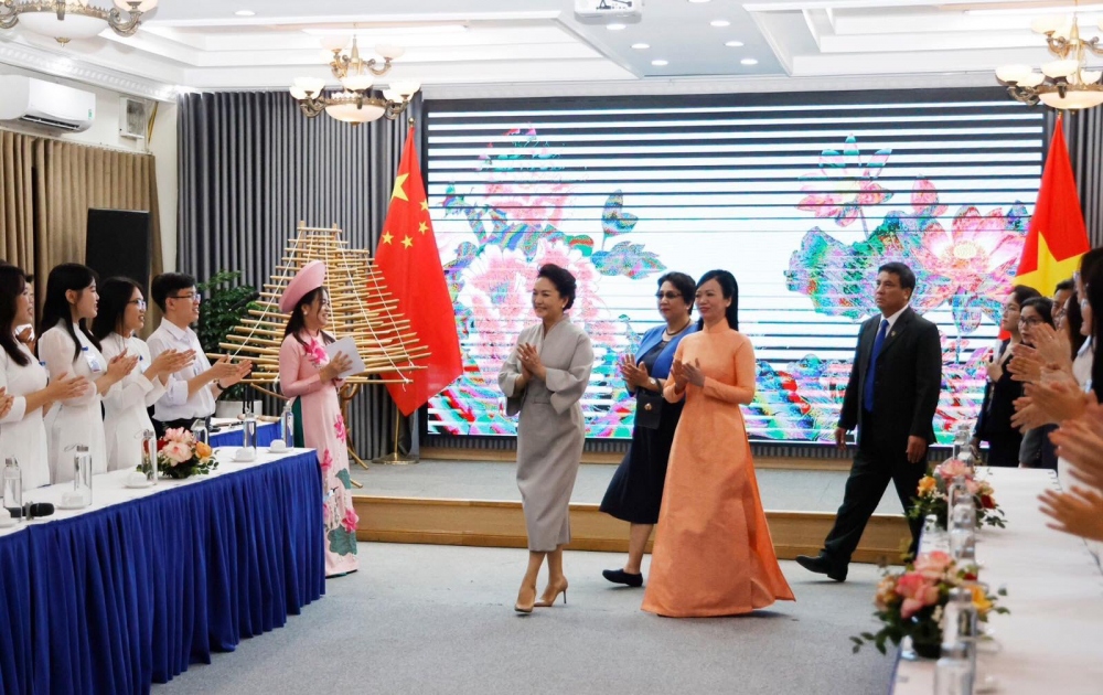 Sinh viên Đại học Quốc gia Hà Nội vui mừng khi được giao lưu với hai phu nhân