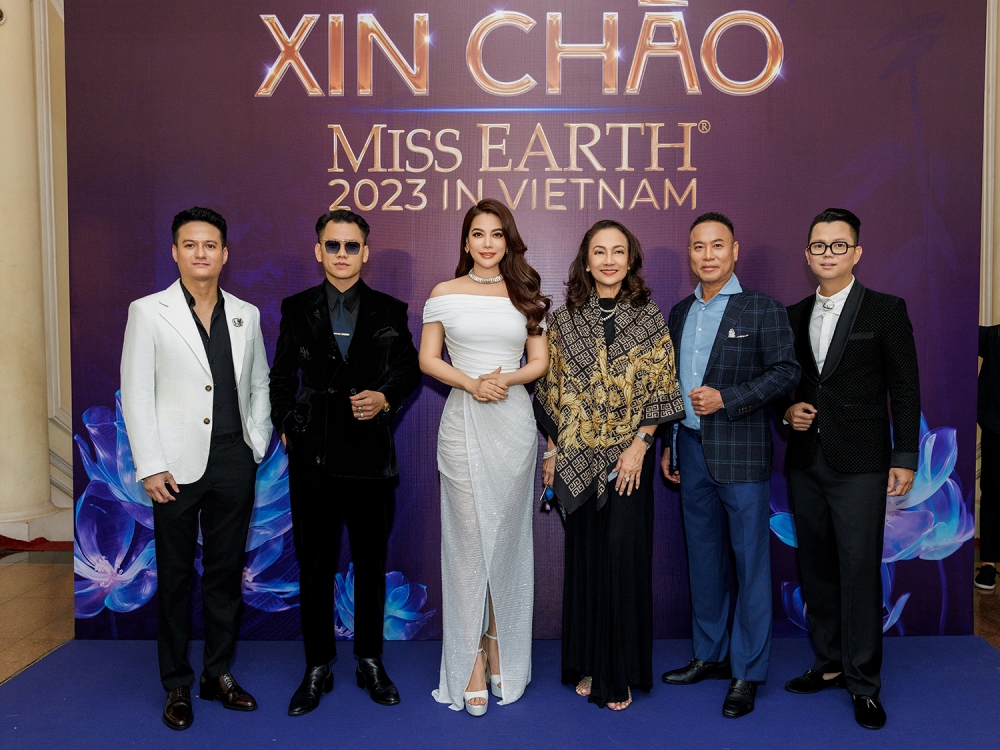 Bà Trương Ngọc Ánh và các thành viên BGK