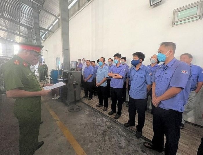 Khám xét Trung tâm đăng kiểm xe cơ giới 60-04D (Ảnh: Công an tỉnh Đồng Nai)