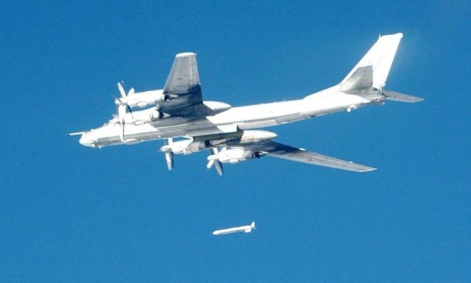 Máy bay ném bom chiến lược Tu-95MS của Nga phóng tên lửa hành trình năm 2017. Ảnh: Bộ Quốc phòng Nga