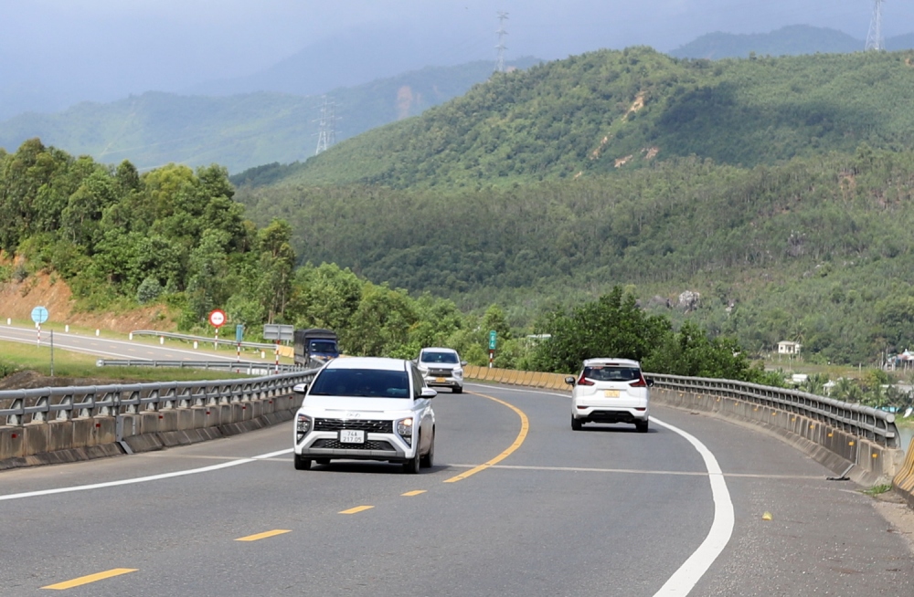 Tuyến cao tốc La Sơn- Túy Loan có nhiều đoạn cong, nguy hiểm