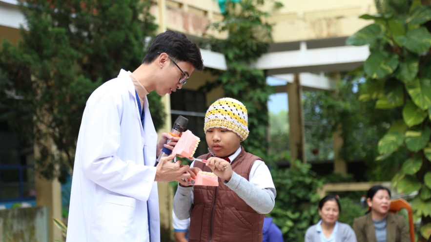 Tuyên truyền kiến thức chăm sóc sức khỏe răng miệng cho học sinh