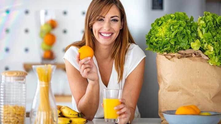Như thế nào là uống nước cam đúng cách? Tốt nhất nên uống nước cam sau bữa ăn sáng hoặc ăn trưa 1 - 2 giờ (Ảnh: Health Digest)