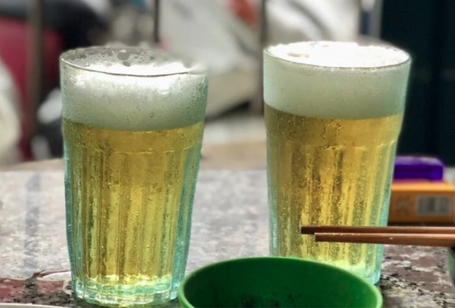Uống 2 cốc bia mất bao lâu để nồng độ cồn về 0 là băn khoăn của rất nhiều người. (Ảnh minh họa)